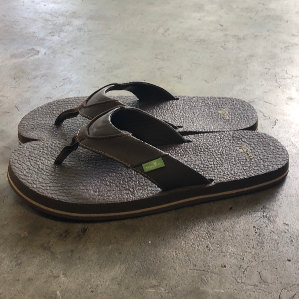 Sanuk boys brown flip flops.